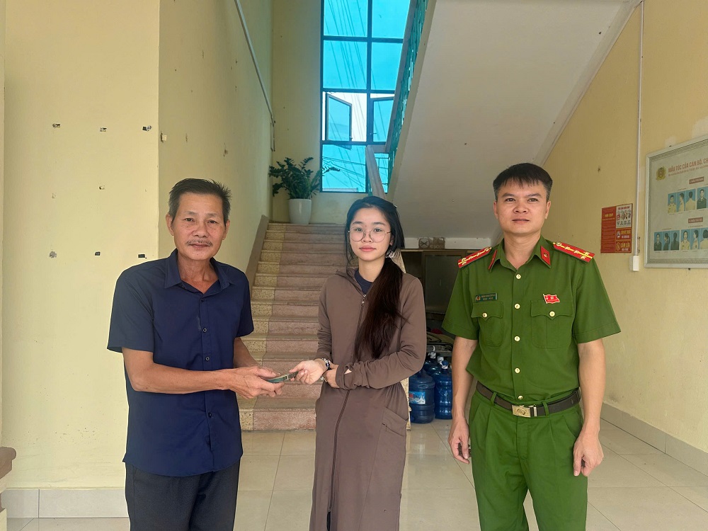 Công an xã Hợp Tiến kịp thời giúp người dân nhận lại 45 triệu đồng chuyển khoản nhầm